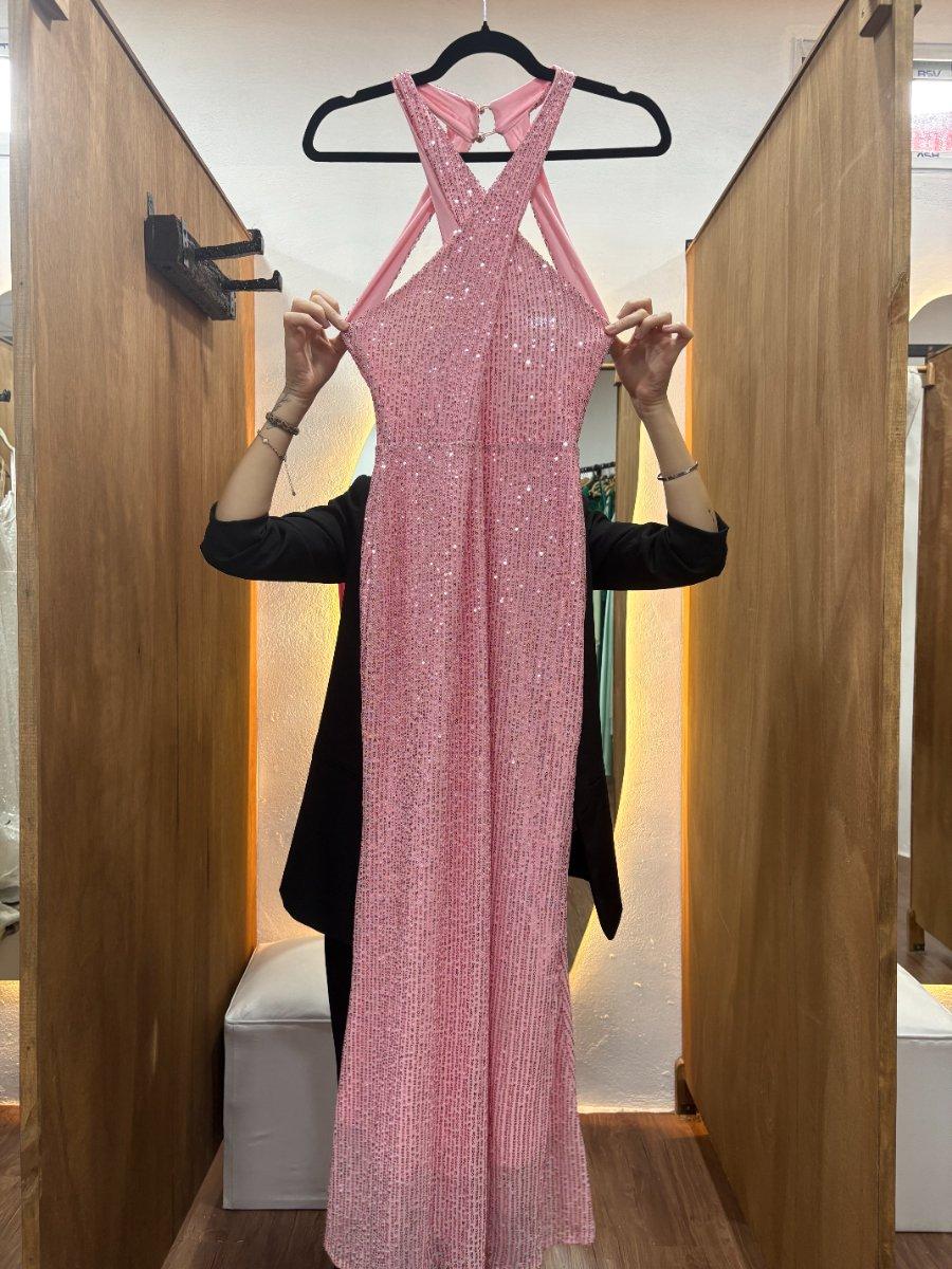 Vestido largo rosa con lentejuelas y espalda cruzada