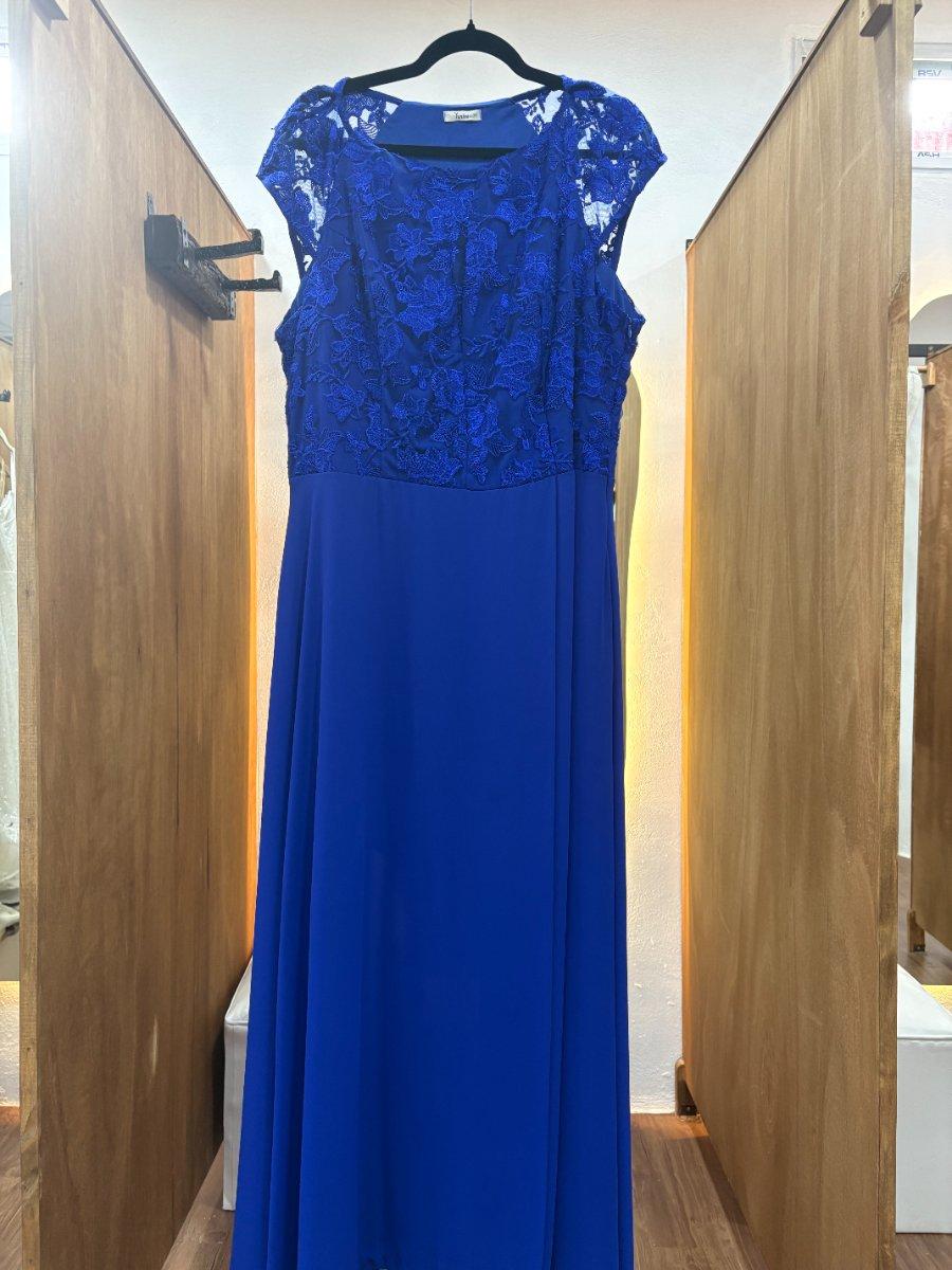 Vestido largo azul con detalle en la parte superior