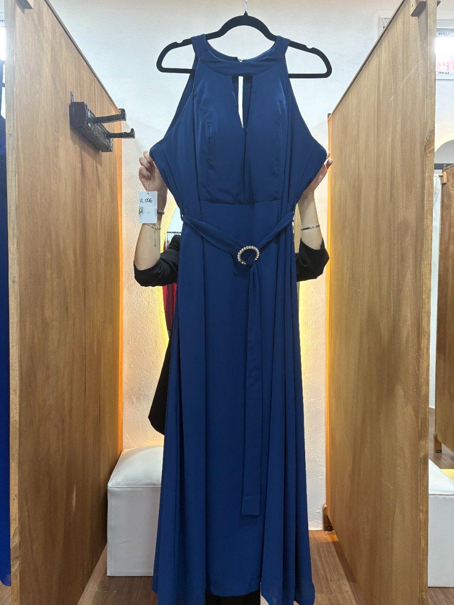Vestido largo azul sin mangas y con lazo