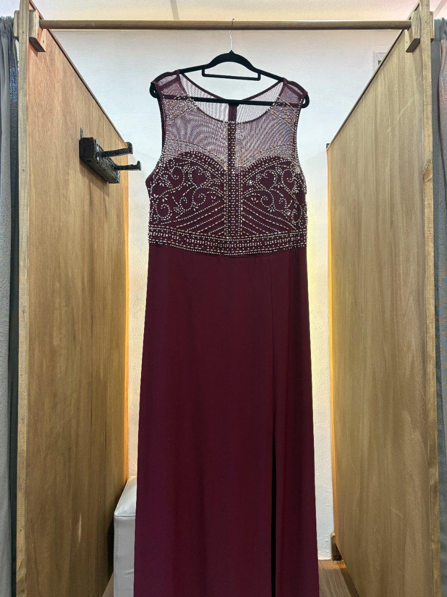 Vestido largo bordó con detalle en la parte superior