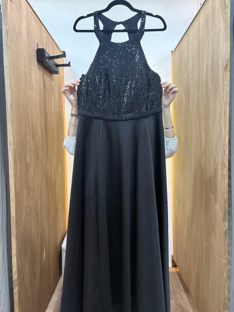 Vestido largo negro sin mangas con detalle en la parte superior