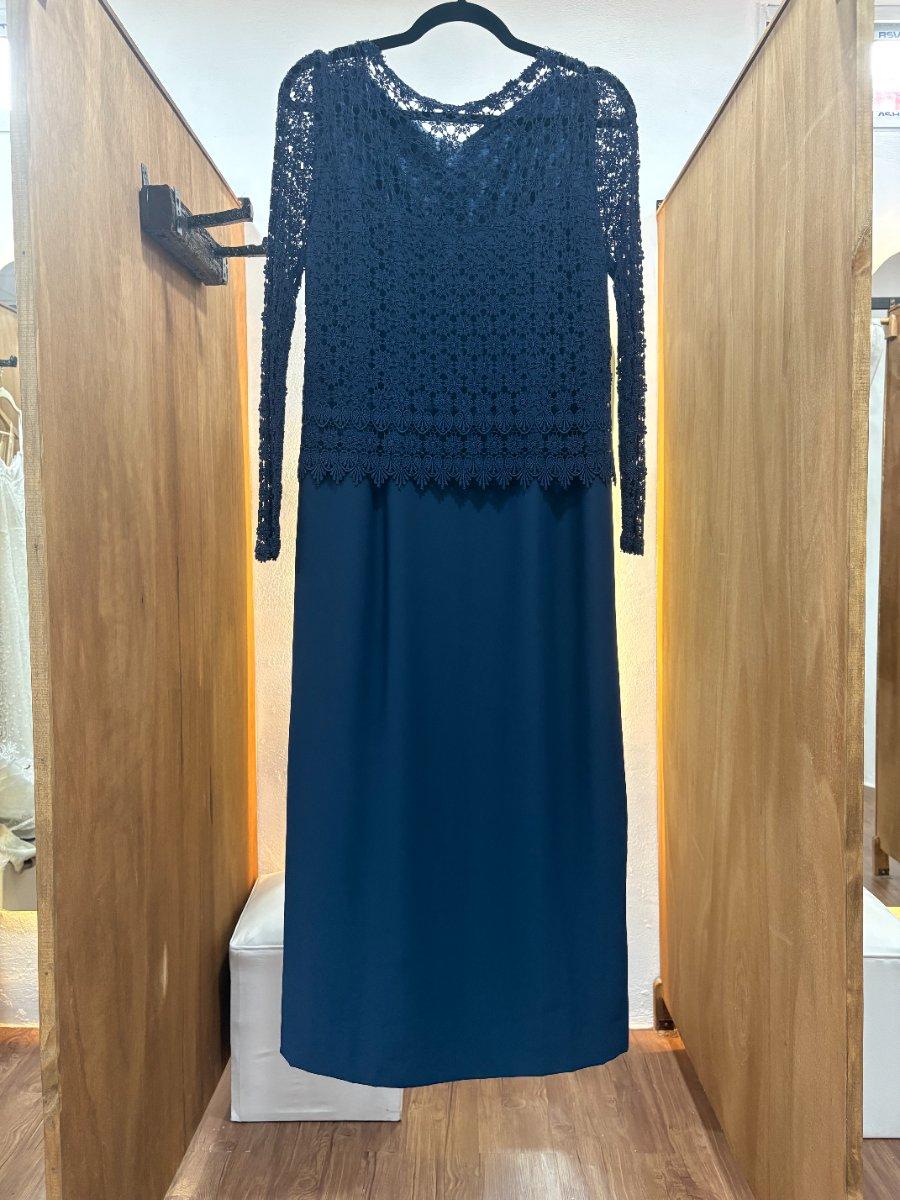 Vestido largo azul con mangas y detalle en la parte superior