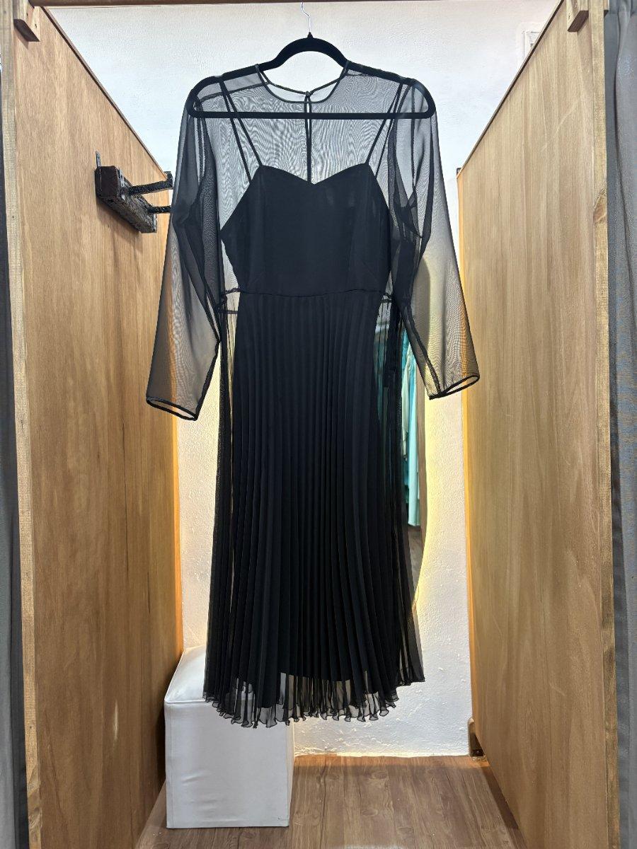 Vestido largo negro con tul superior de manga larga