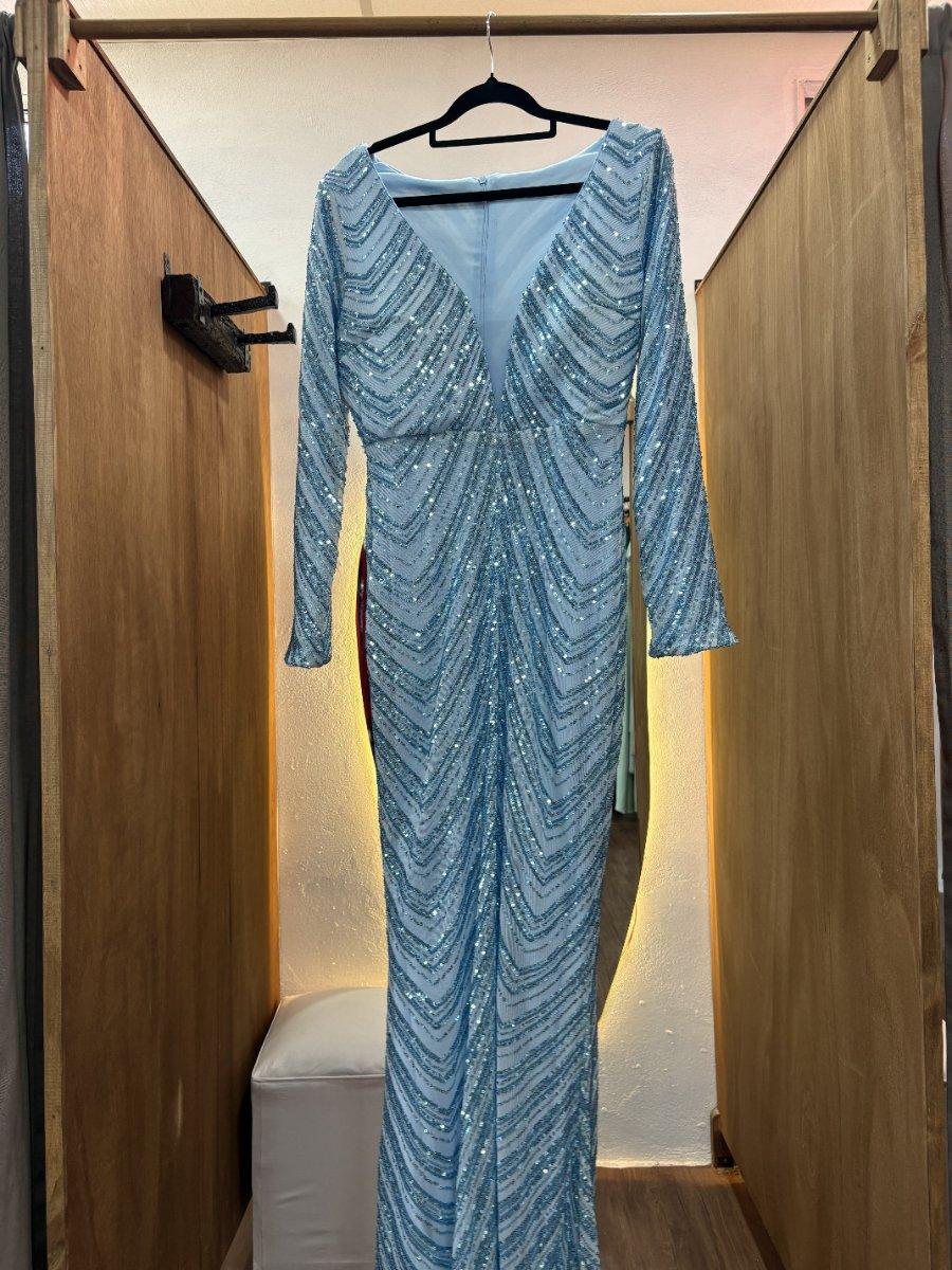 Vestido largo celeste de manga larga con brillos
