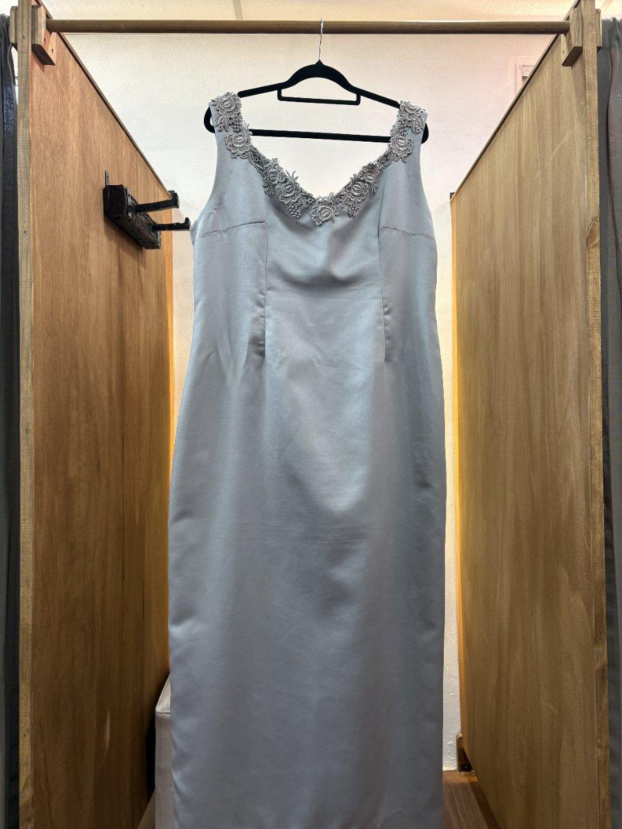 Vestido largo gris con detalle en el cuello