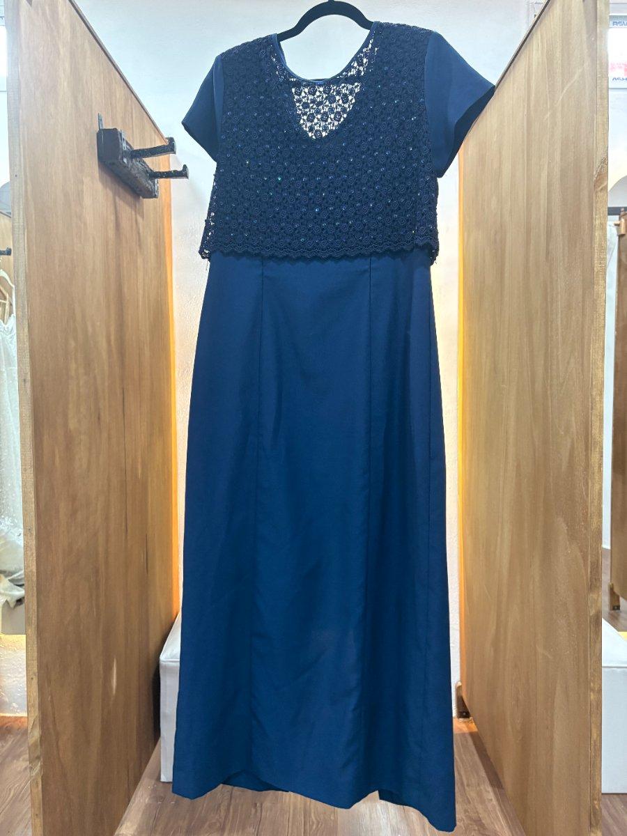 Vestido largo azul con mangas y detalle en la parte superior