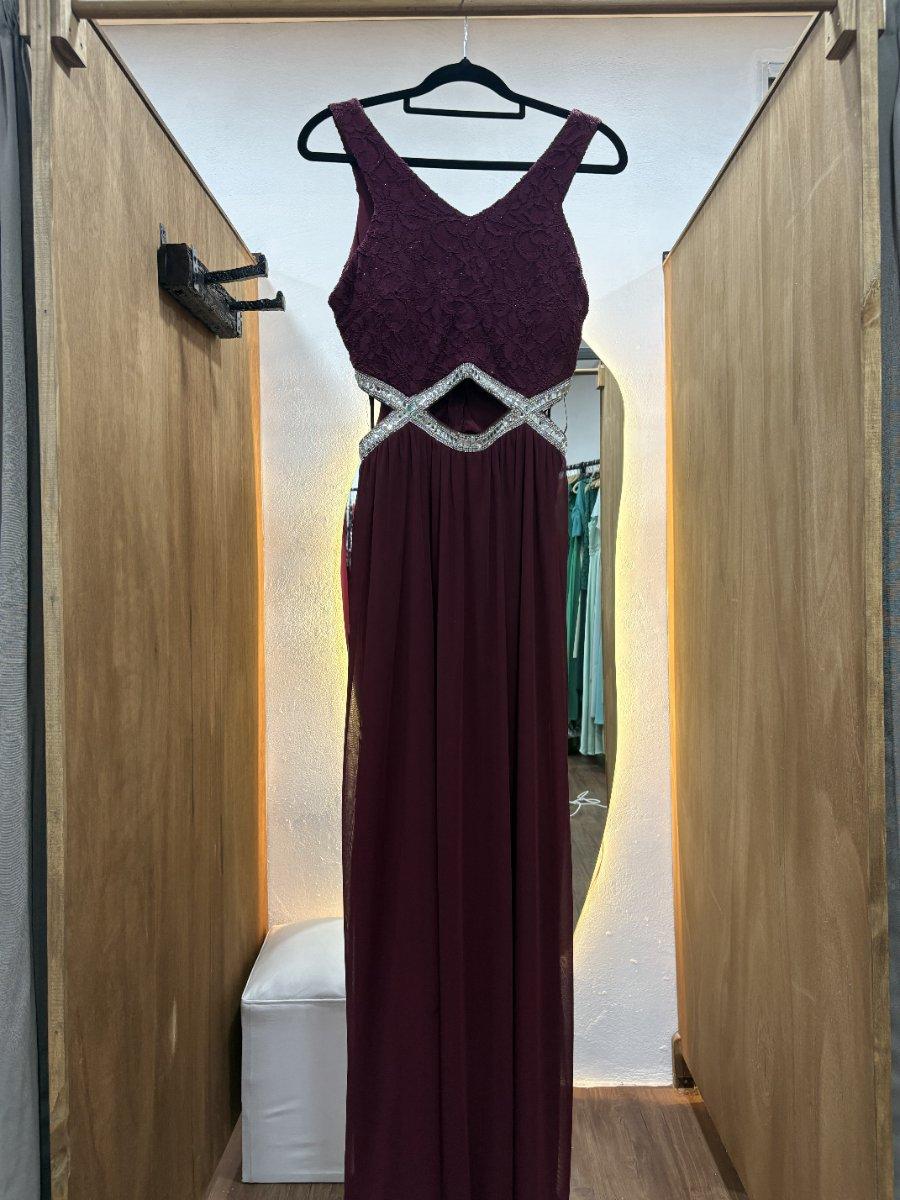 Vestido bordo con abdomen descubierto y detalles plateados