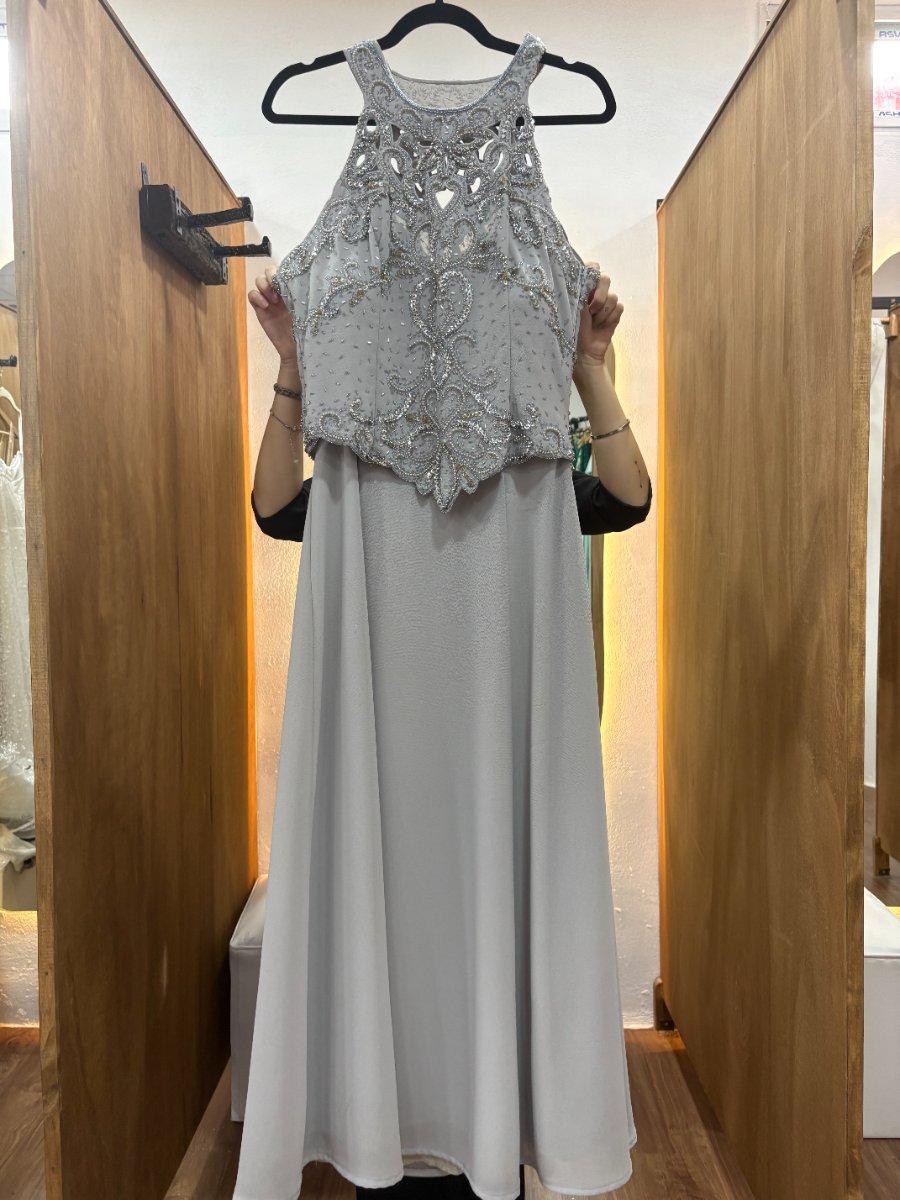 Vestido largo gris sin mangas con detalle en la parte superior