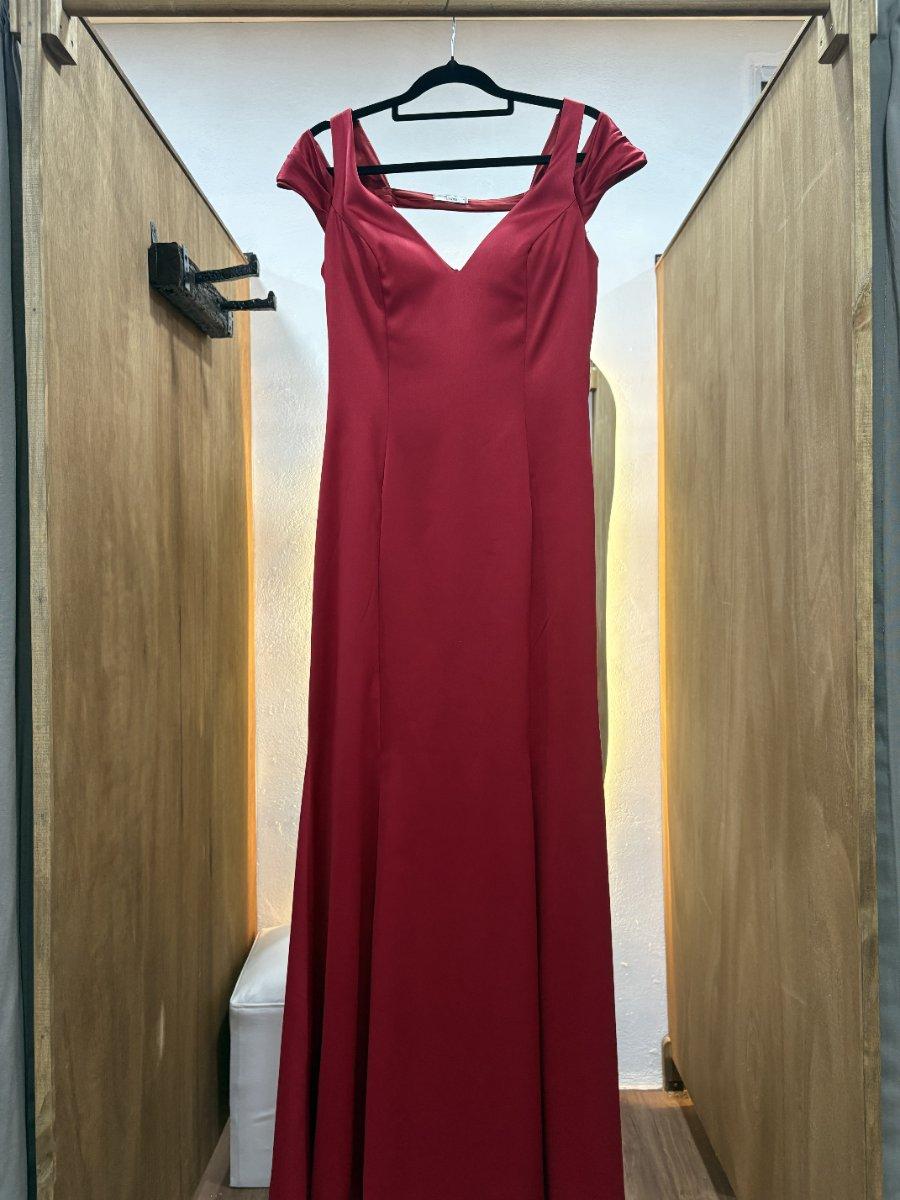 Vestido bordo con mangas caidas