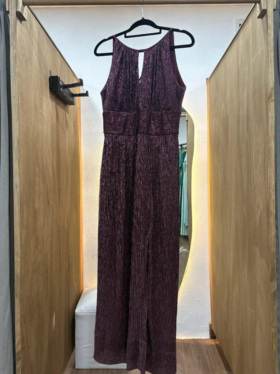 Vestido bordo con brillo y tajo