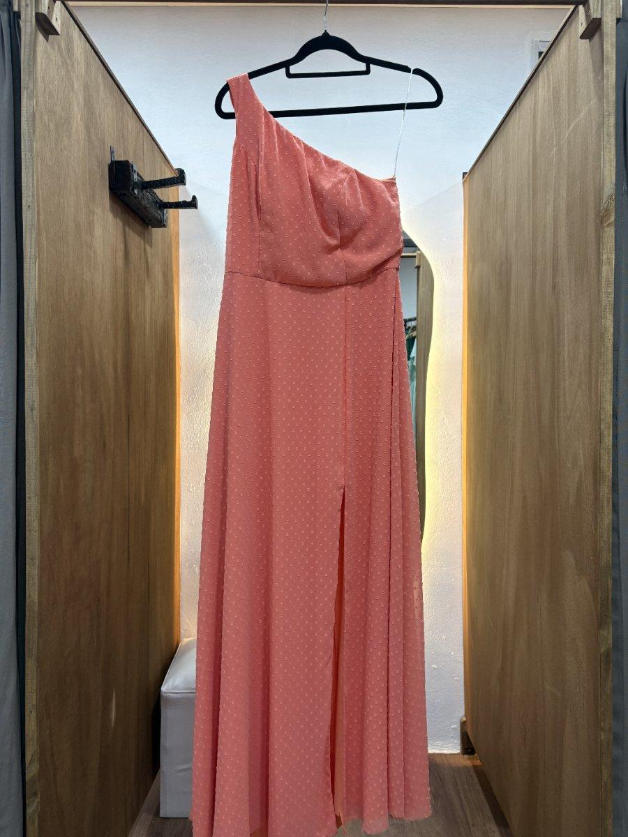Vestido salmon un hombro con tajo