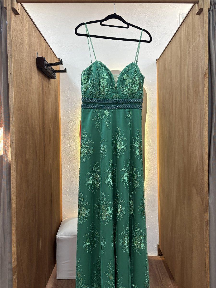 Vestido largo verde con detalles en brillo
