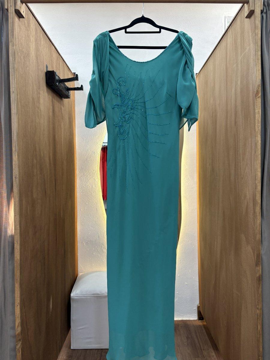 Vestido verde largo con mangas y detalles en azul