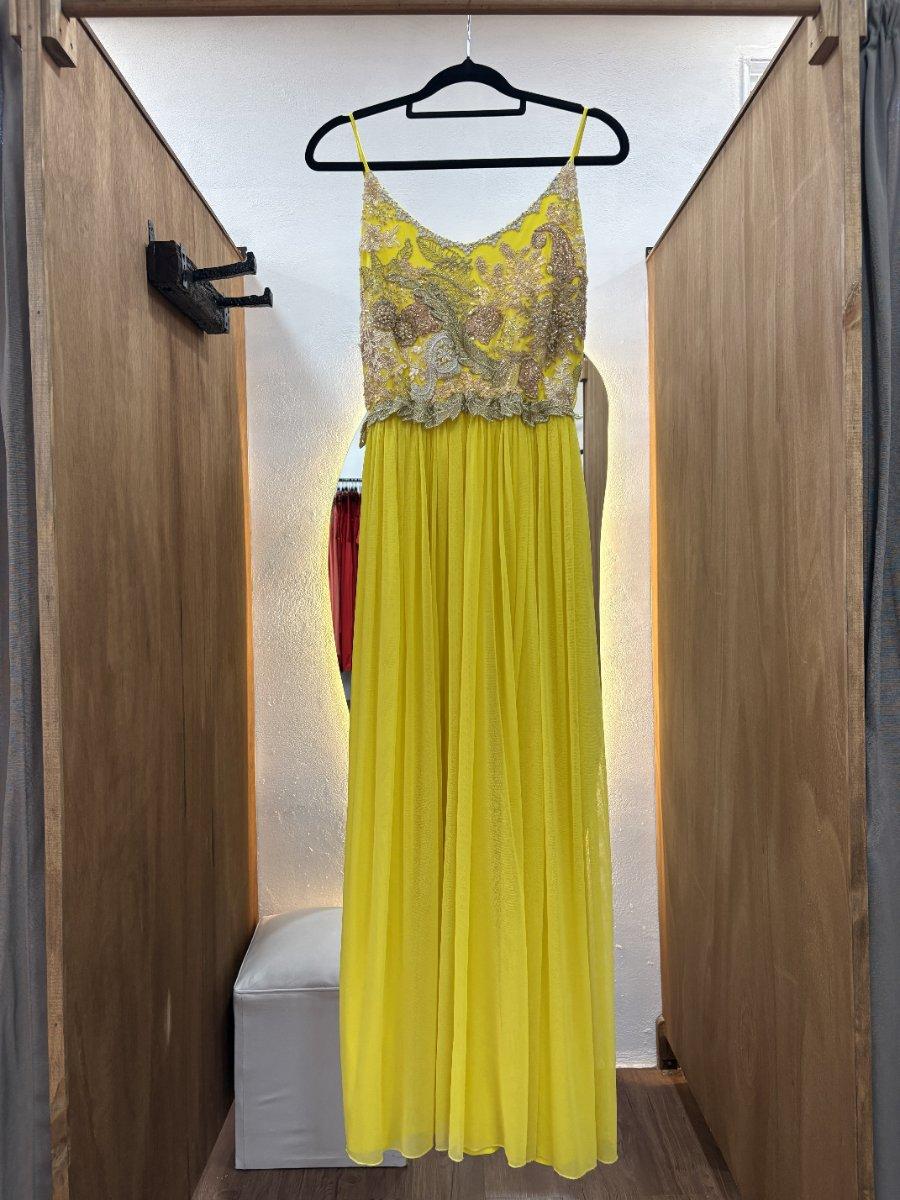 Vestido largo amarillo con detalle en la parte superior