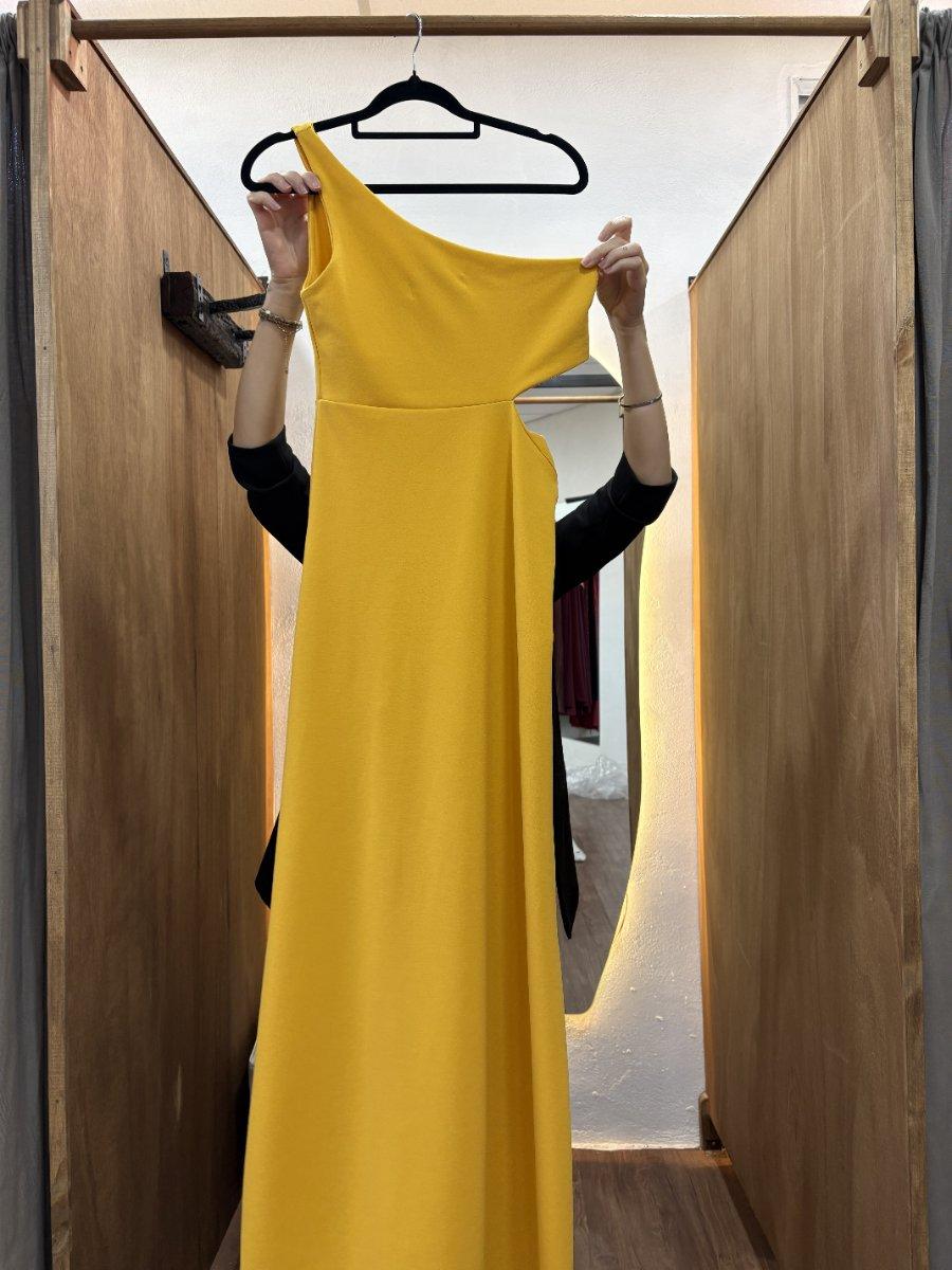 Vestido largo amarillo con una manga