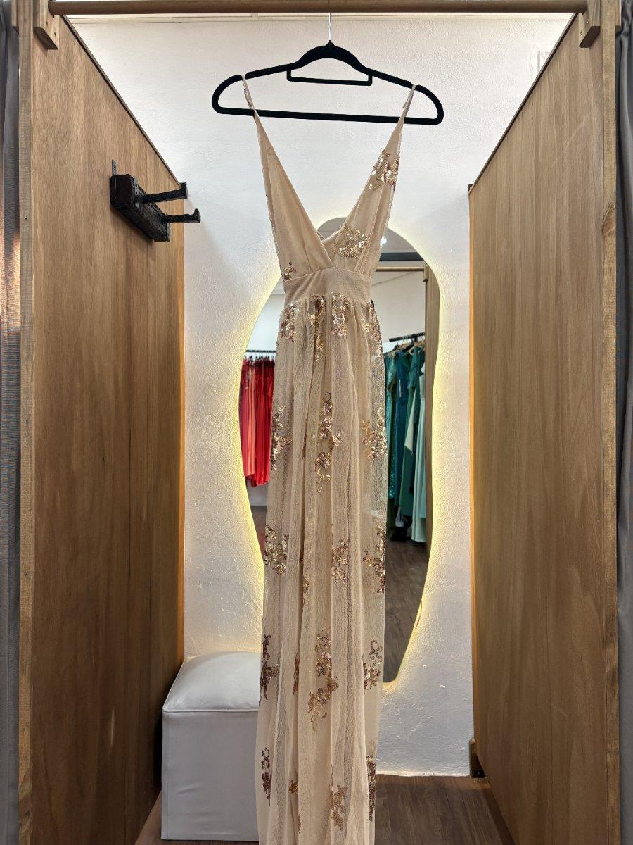 Vestido largo beige con detalles con brillos