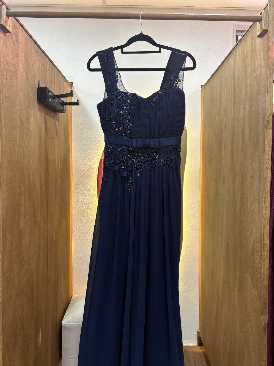 Vestido azul oscuro con moña bajo pecho