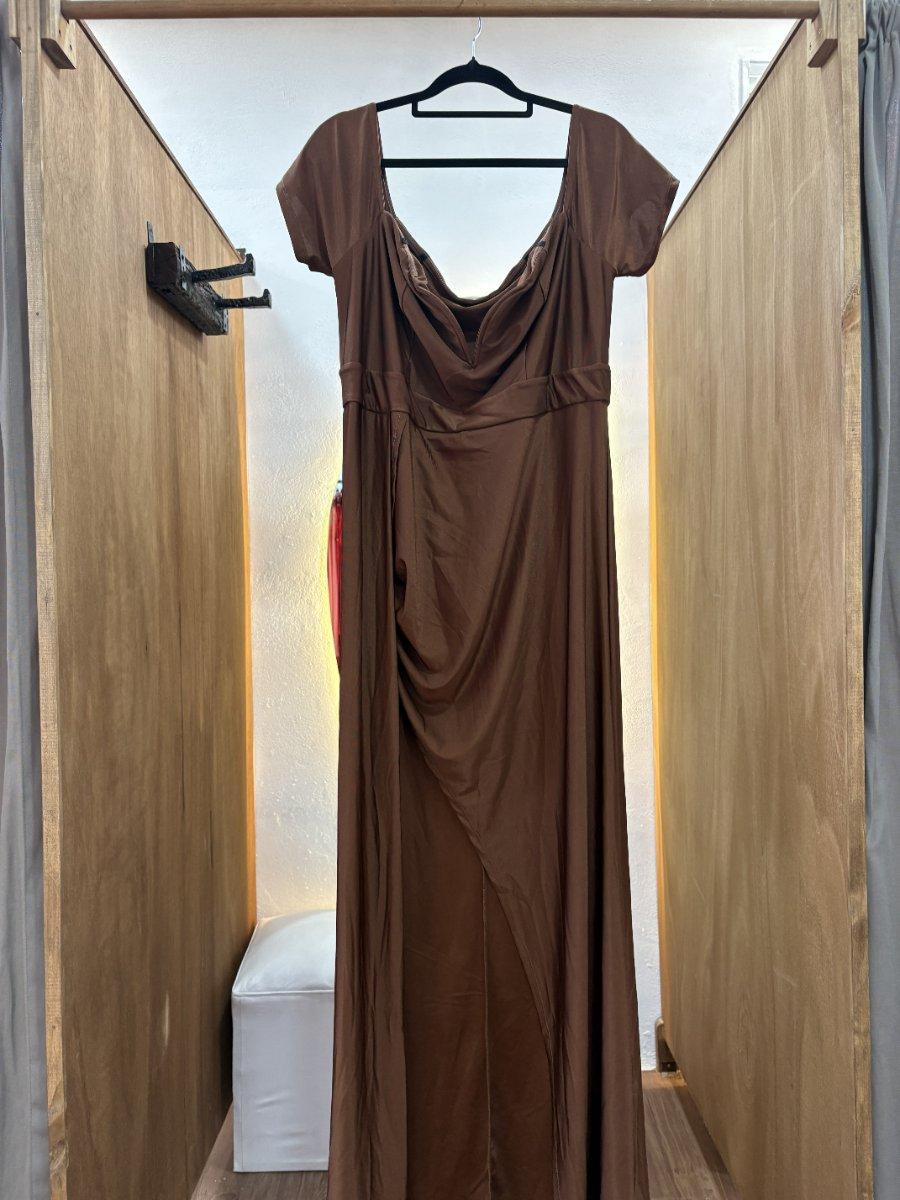 Vestido marrón largo con tajo