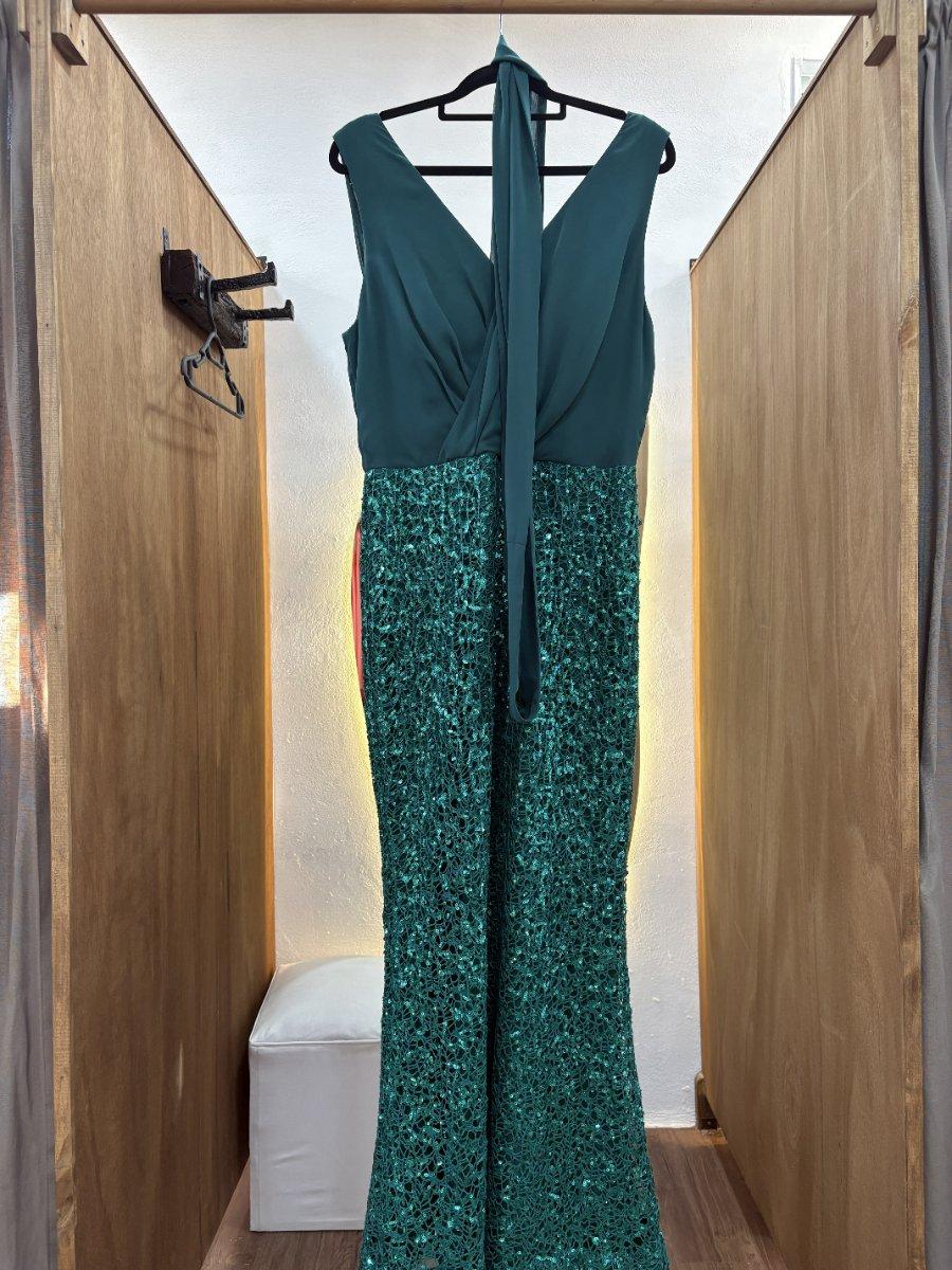 Vestido largo verde con pollera con lentejuelas