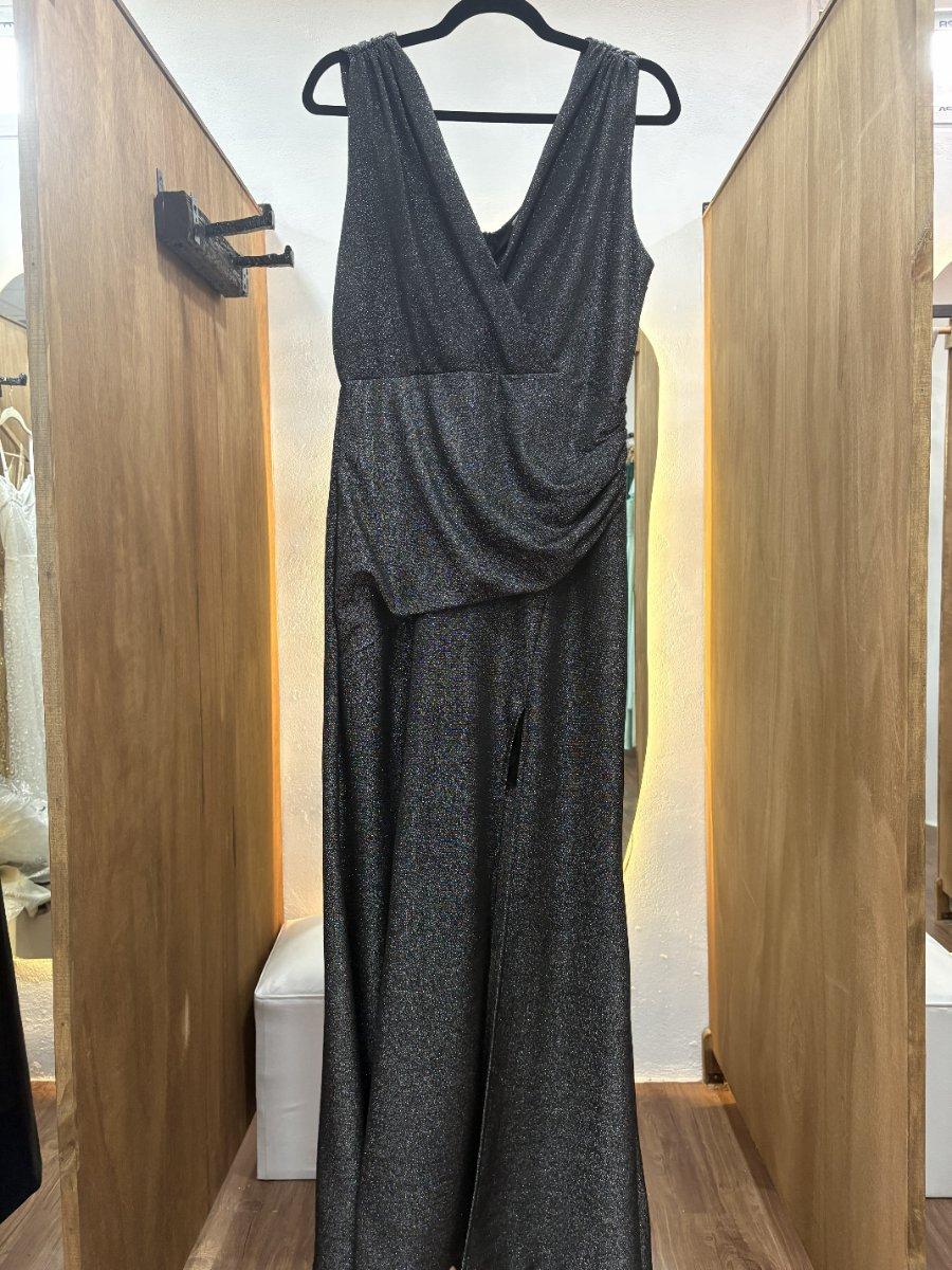 Vestido largo gris con brillos