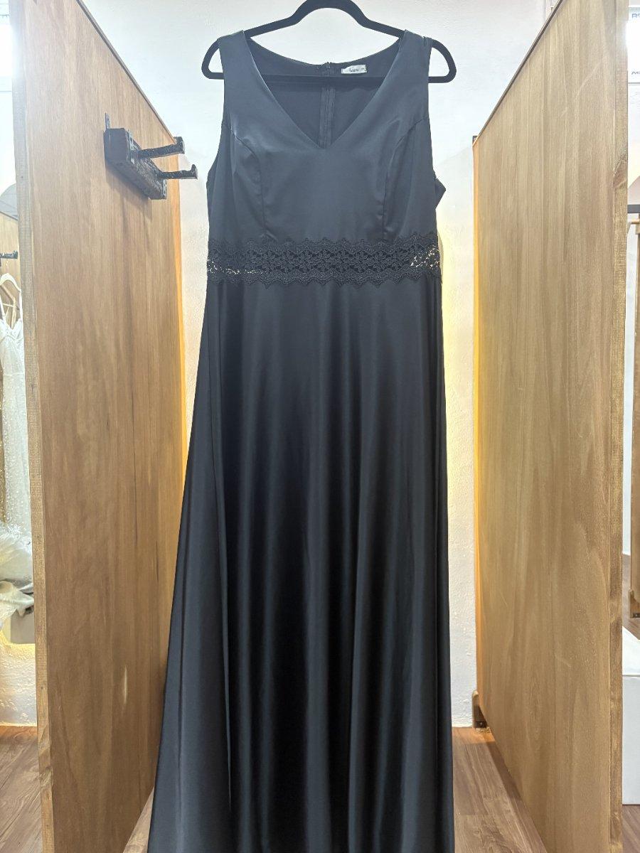 Vestido largo negro con detalle en la cintura