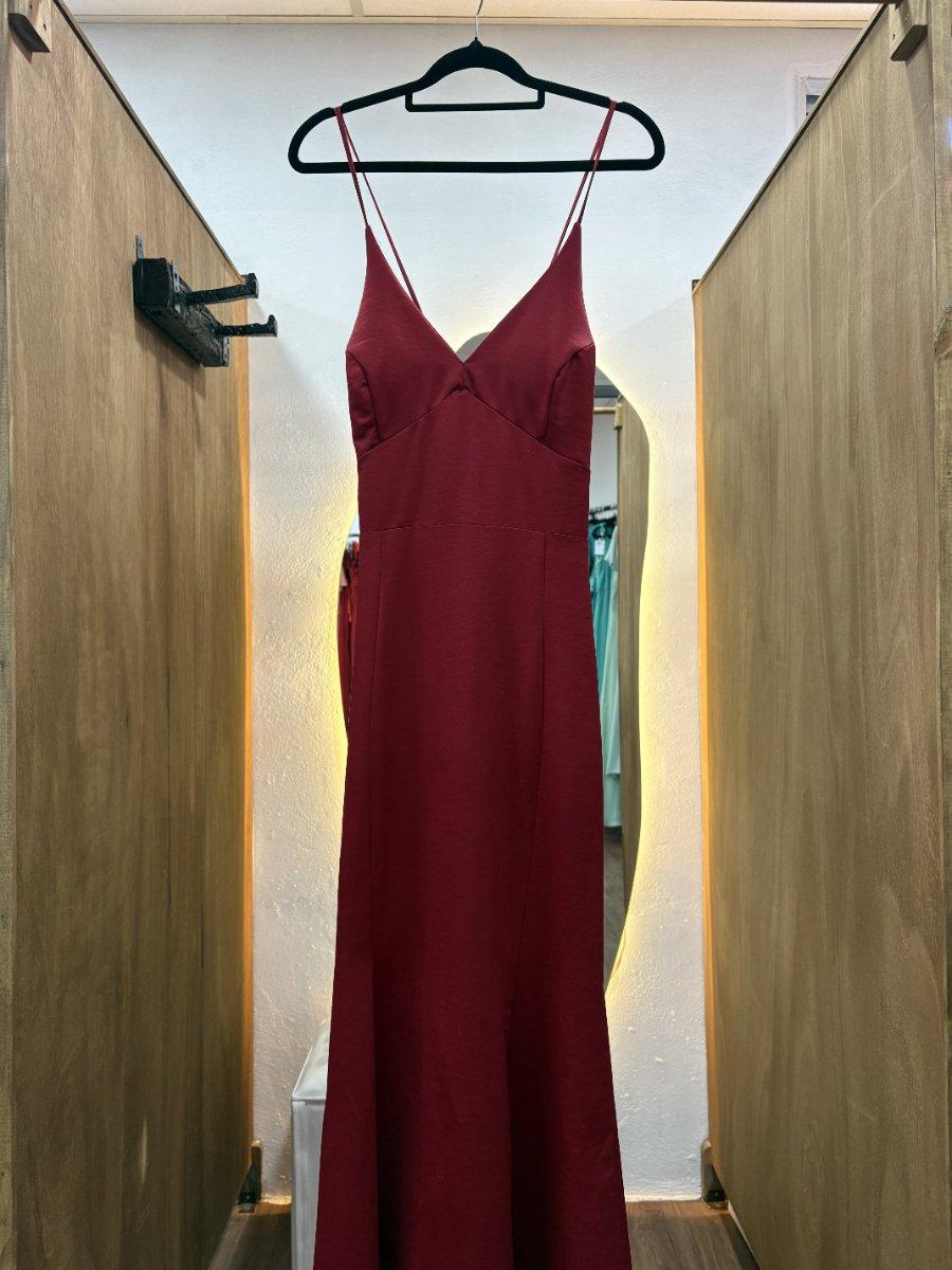 Vestido bordo con tajo