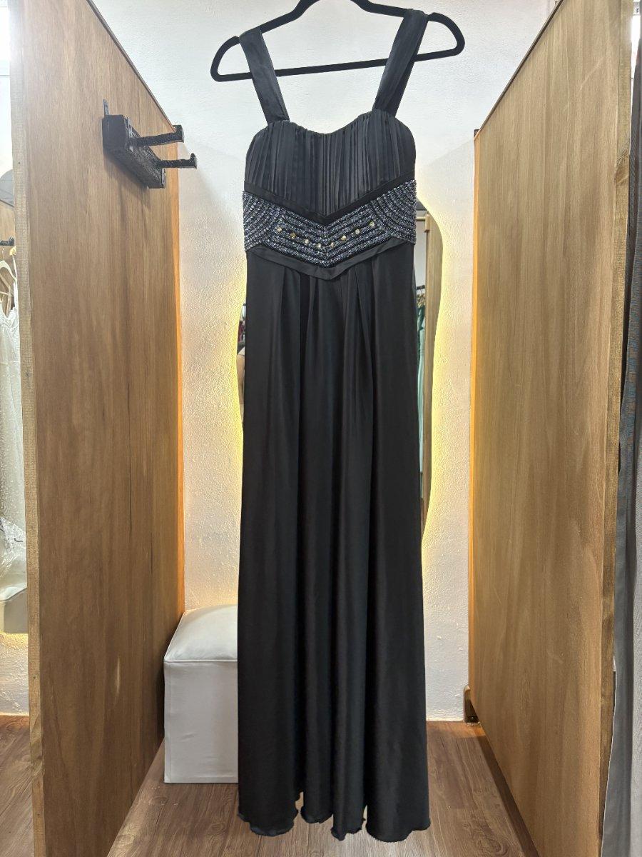 Vestido largo negro con cinturón en dorado