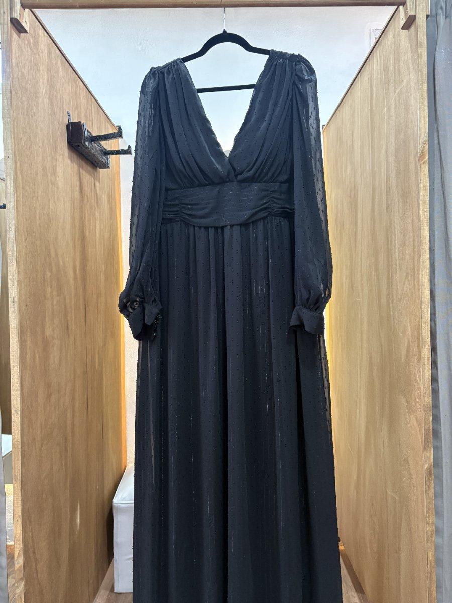 Vestido largo negro con mangas y brillos