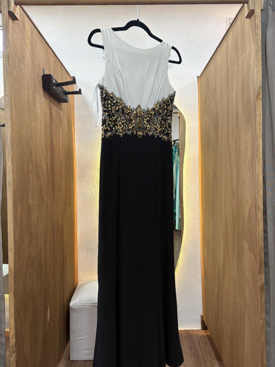 Vestido largo negro con blanco en la parte superior