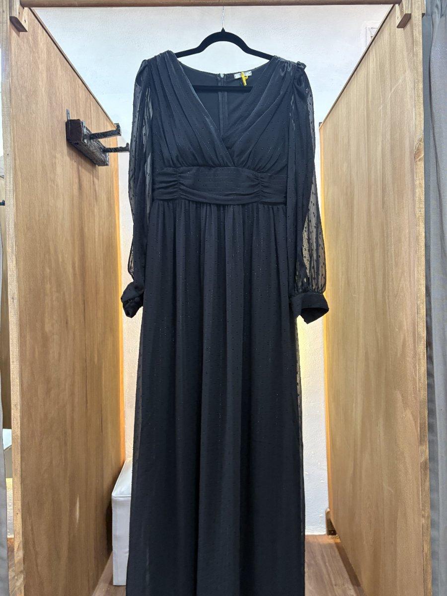 Vestido largo negro con mangas y detalles con brillos