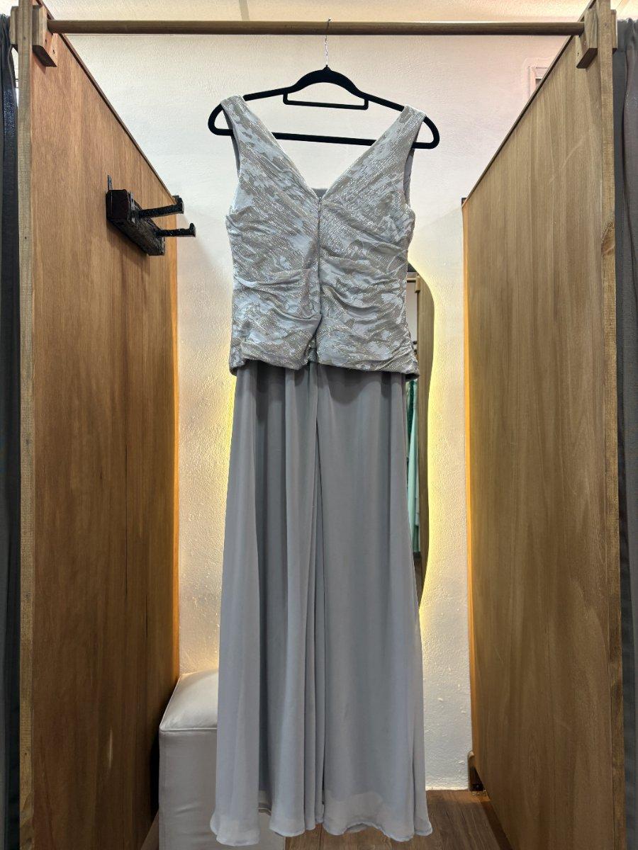 Vestido largo gris con detalle en la parte superior