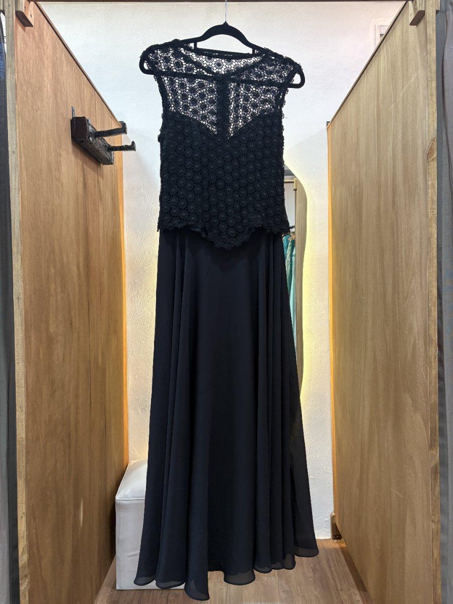 Vestido largo negro con detalle en la parte superior