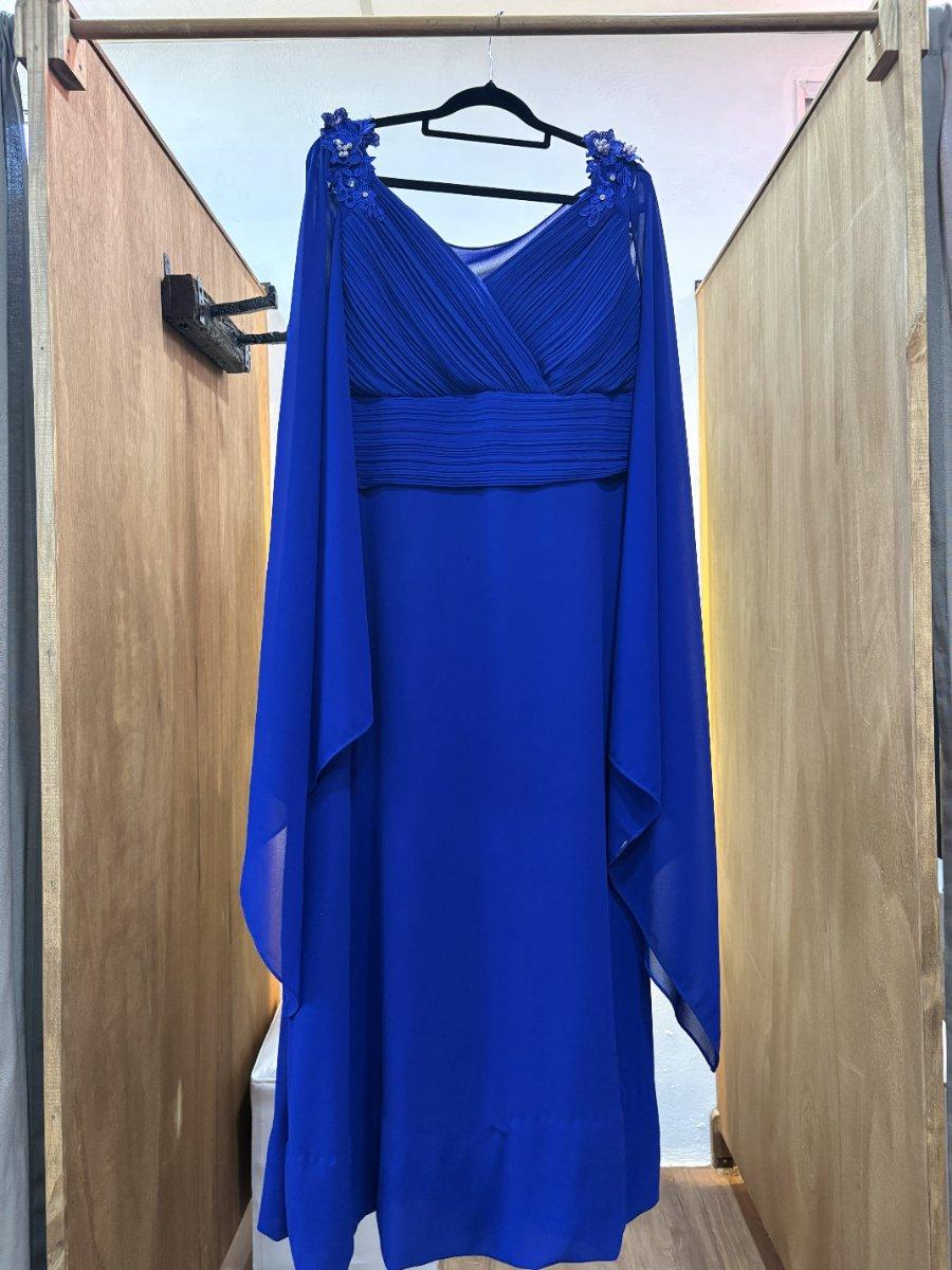 Vestido azul con capa y perlas en las hombros