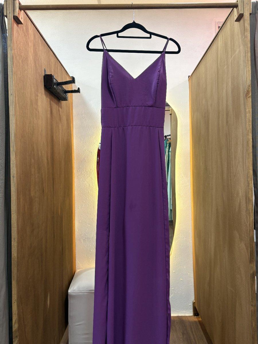 Vestido violeta con tajo