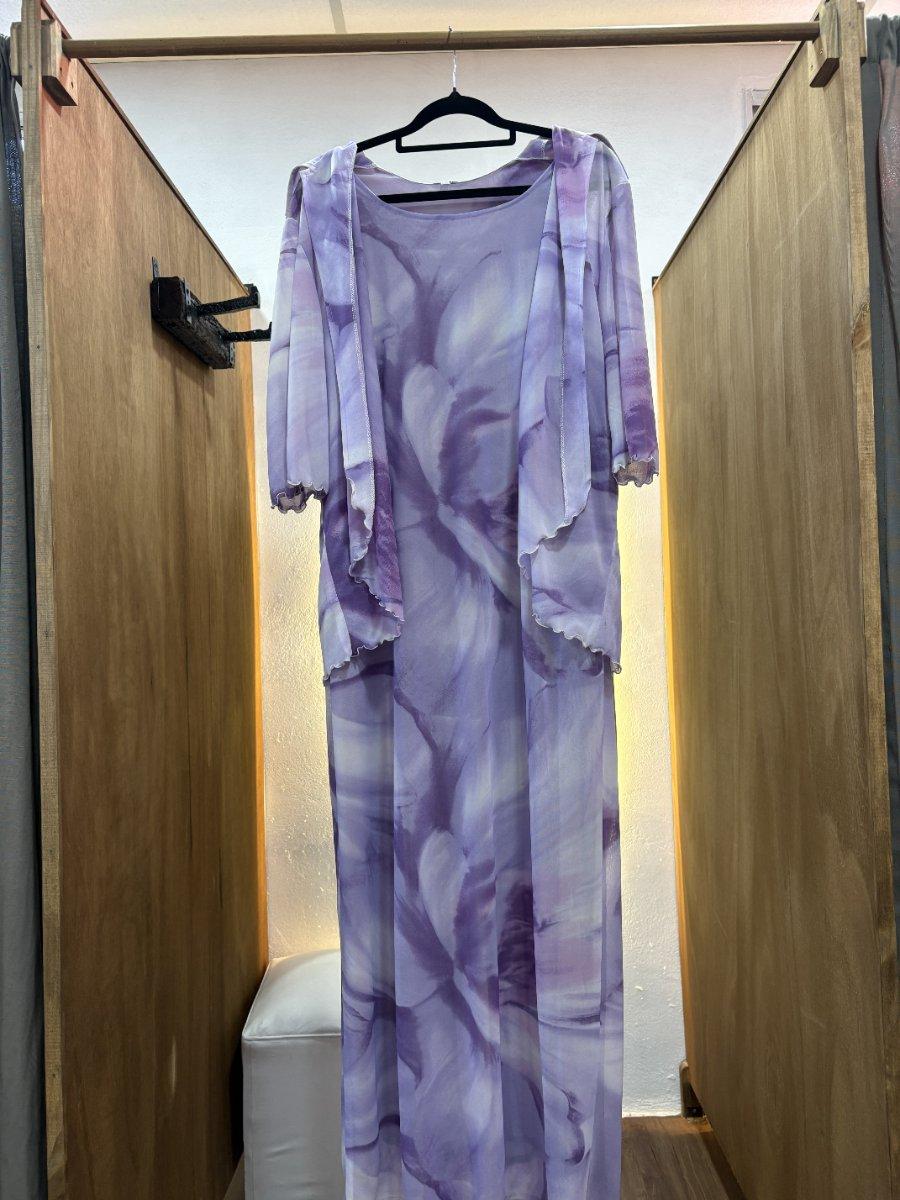 Vestido violeta con capa
