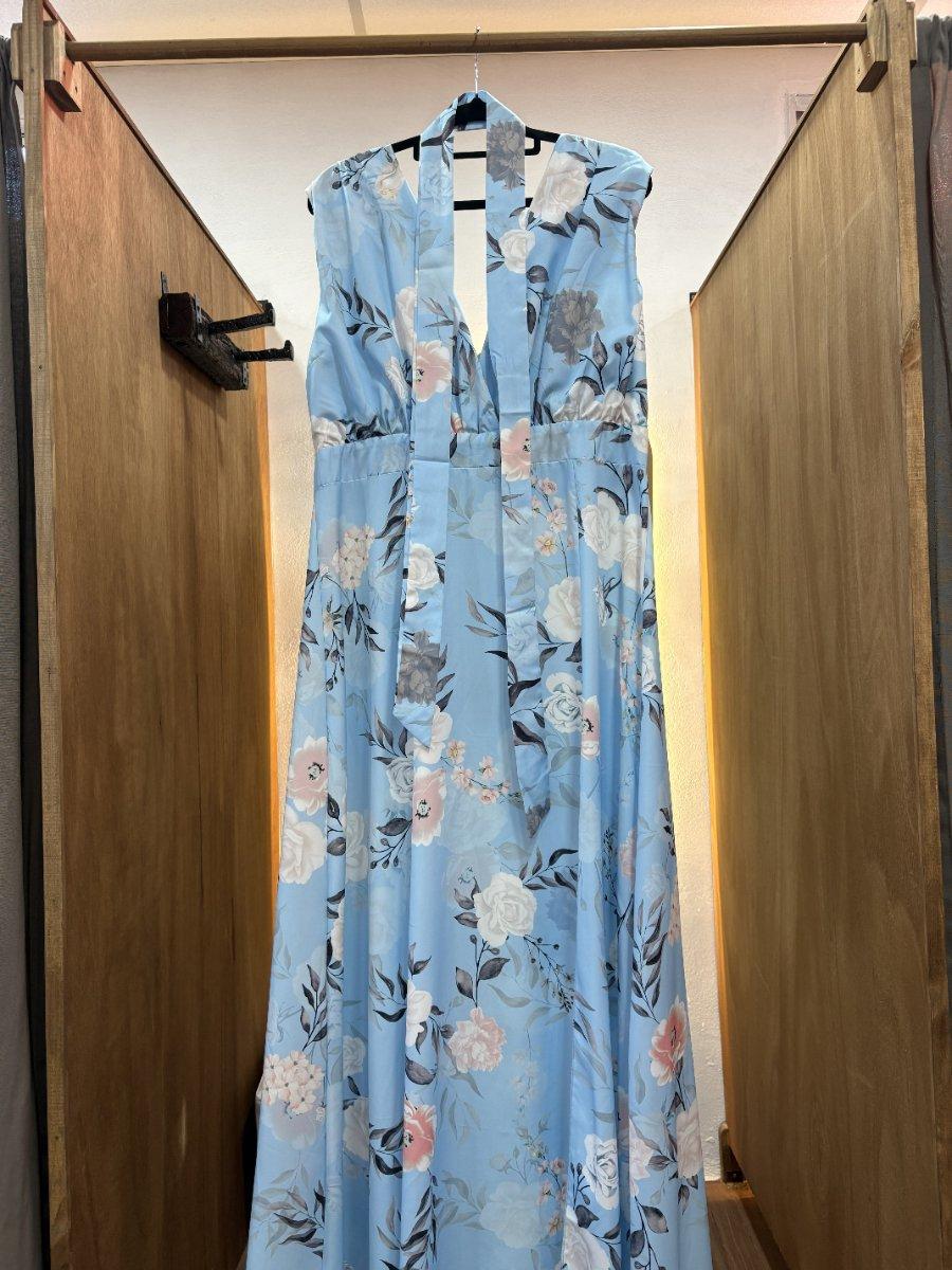 Vestido celeste con flores y tajo