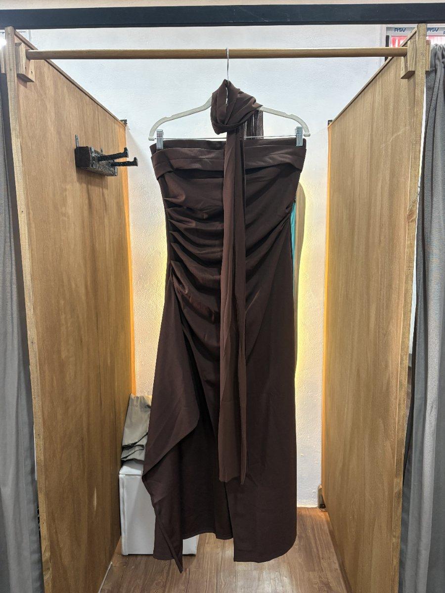 Vestido marrón con tajo y chall
