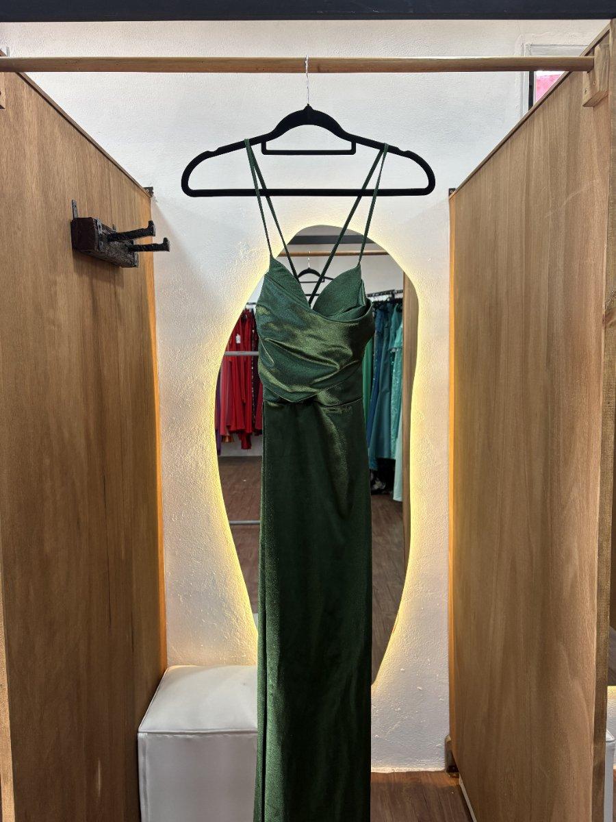 Vestido verde de seda con tajo