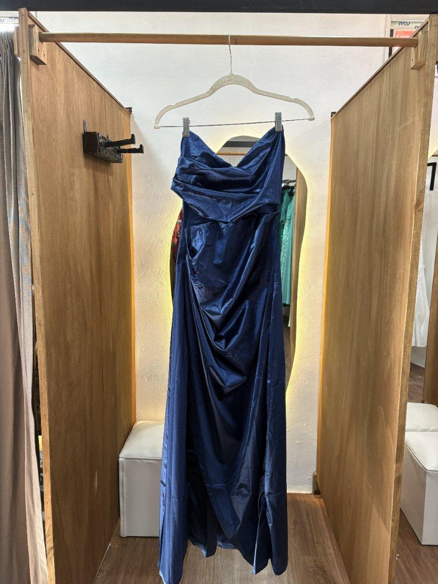 Vestido azul con tajo y strapless