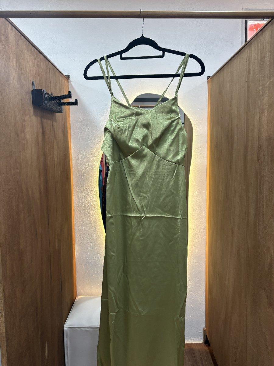 Vestido verde oliva con cinta en los brazos