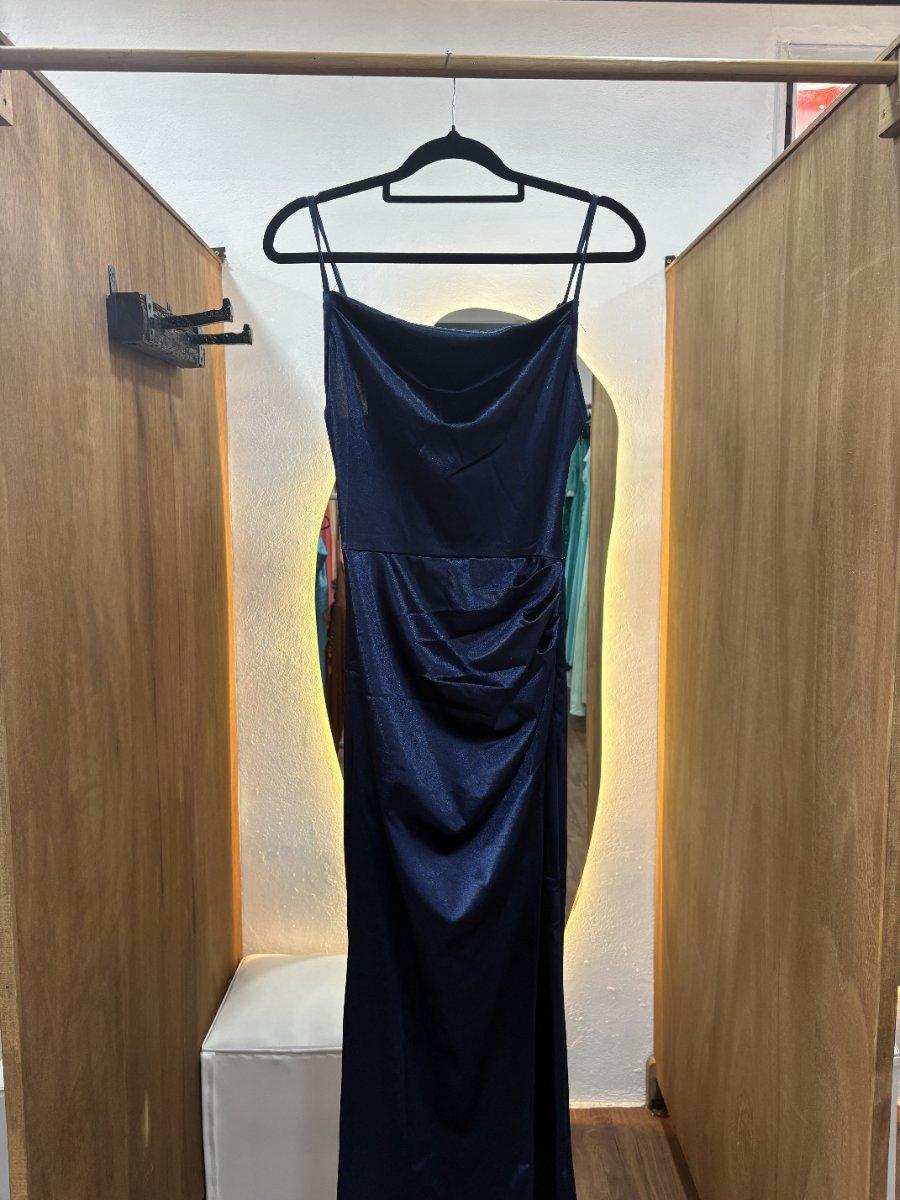 Vestido azul con tajo