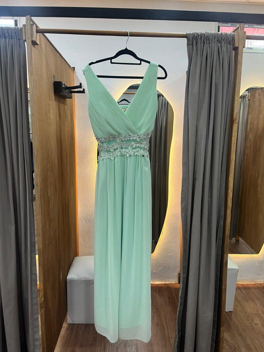 Vestido verde con detalles plateados cintura