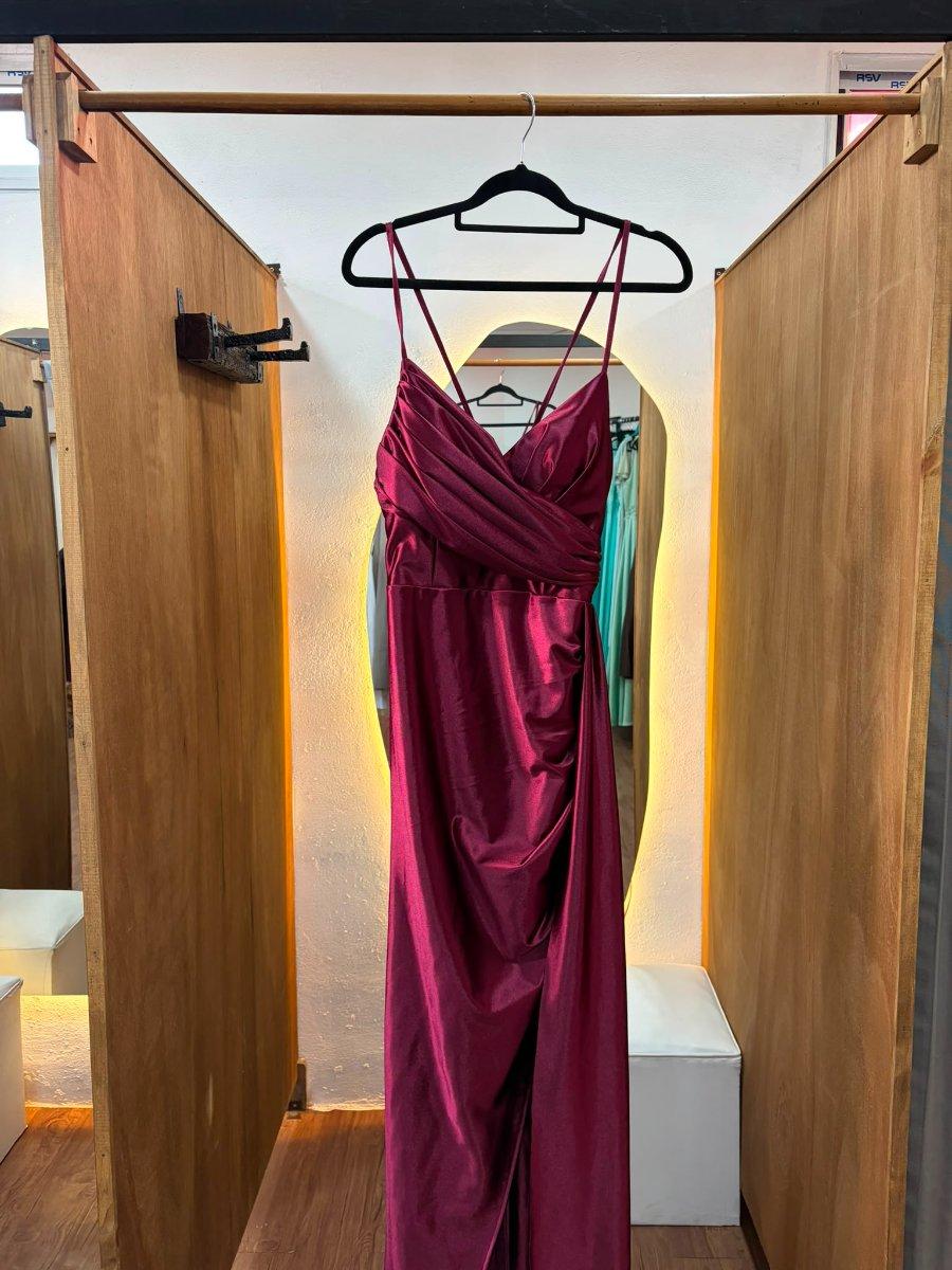 Vestido bordo tajo y frunce pecho
