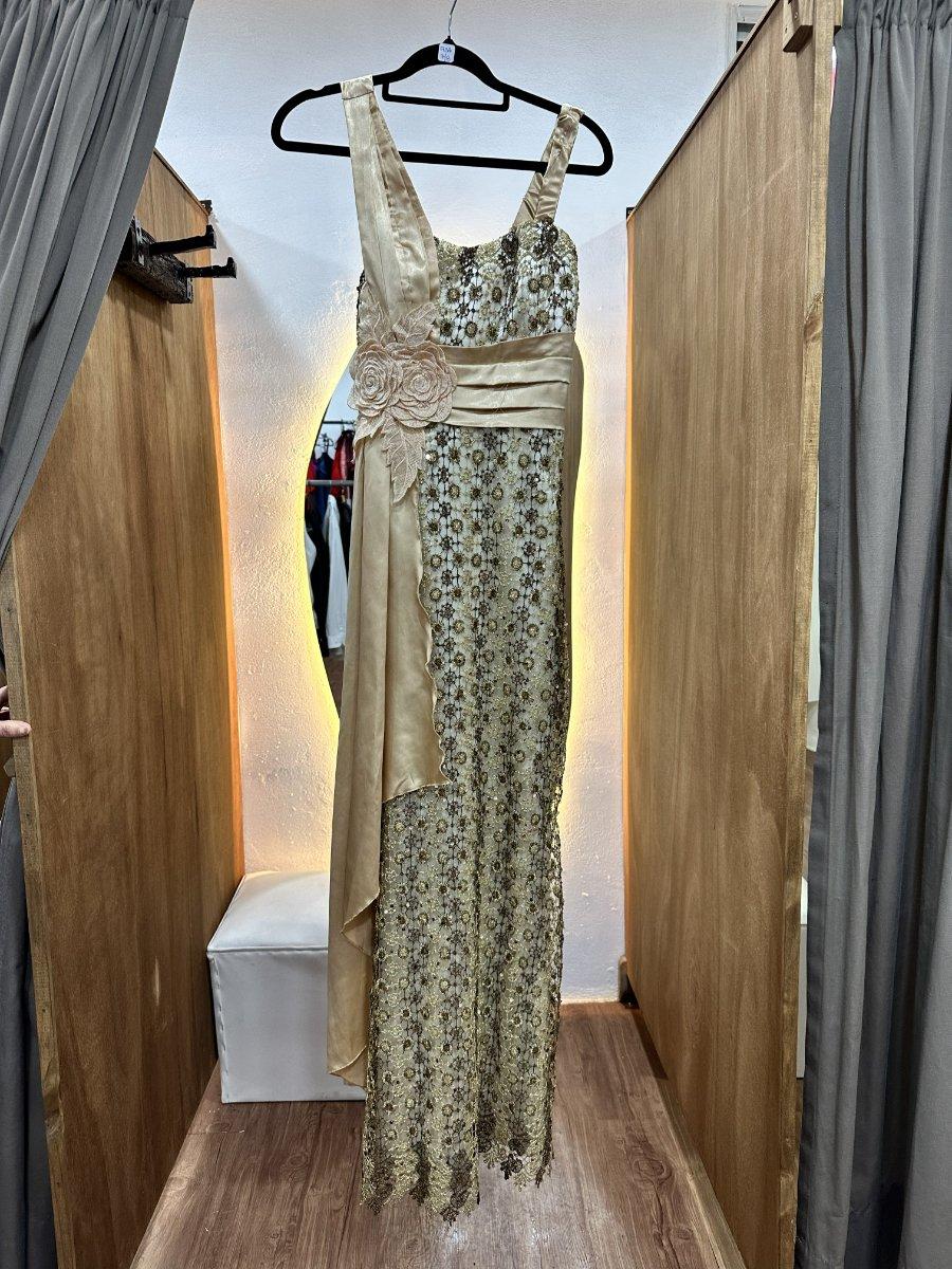 Vestido largo dorado con moña
