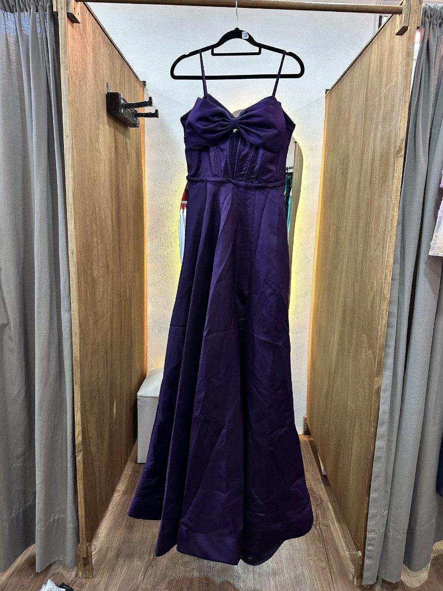 Vestido largo violeta con moña