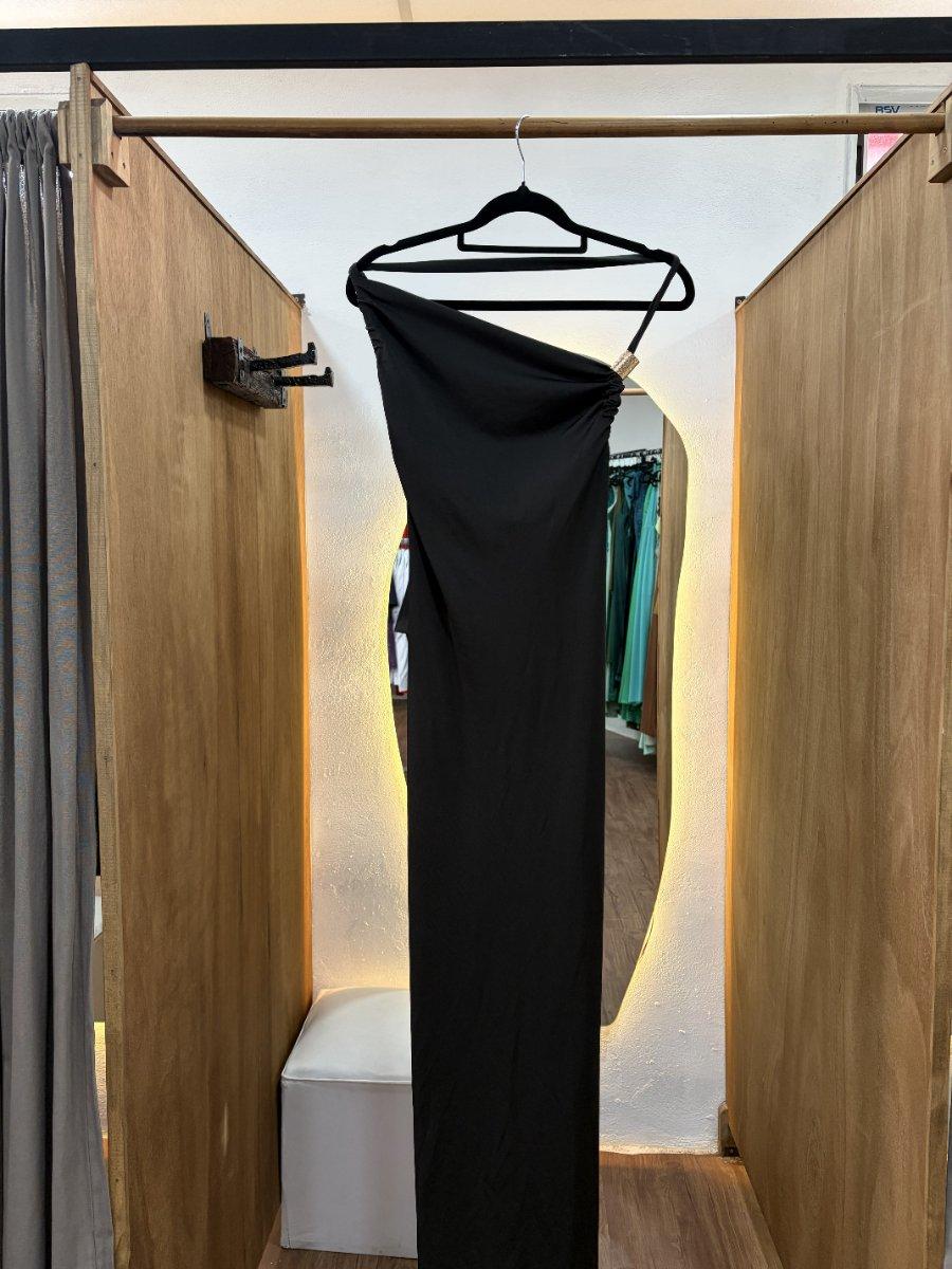 Vestido largo negro con detalle en la tira