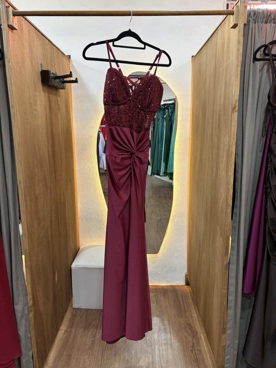Vestido largo rojo con corset y detalle en la parte superior