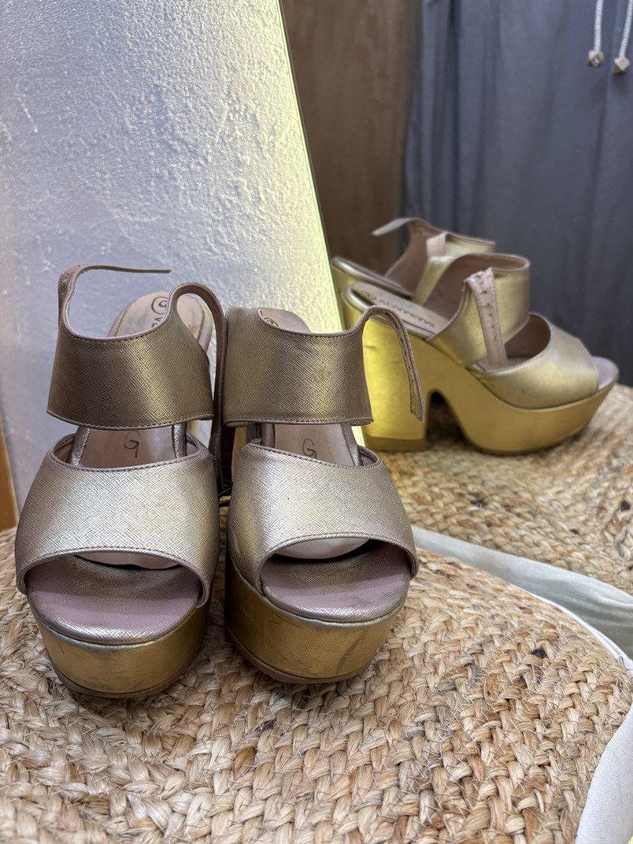 Zapato dorado con cintas anchas