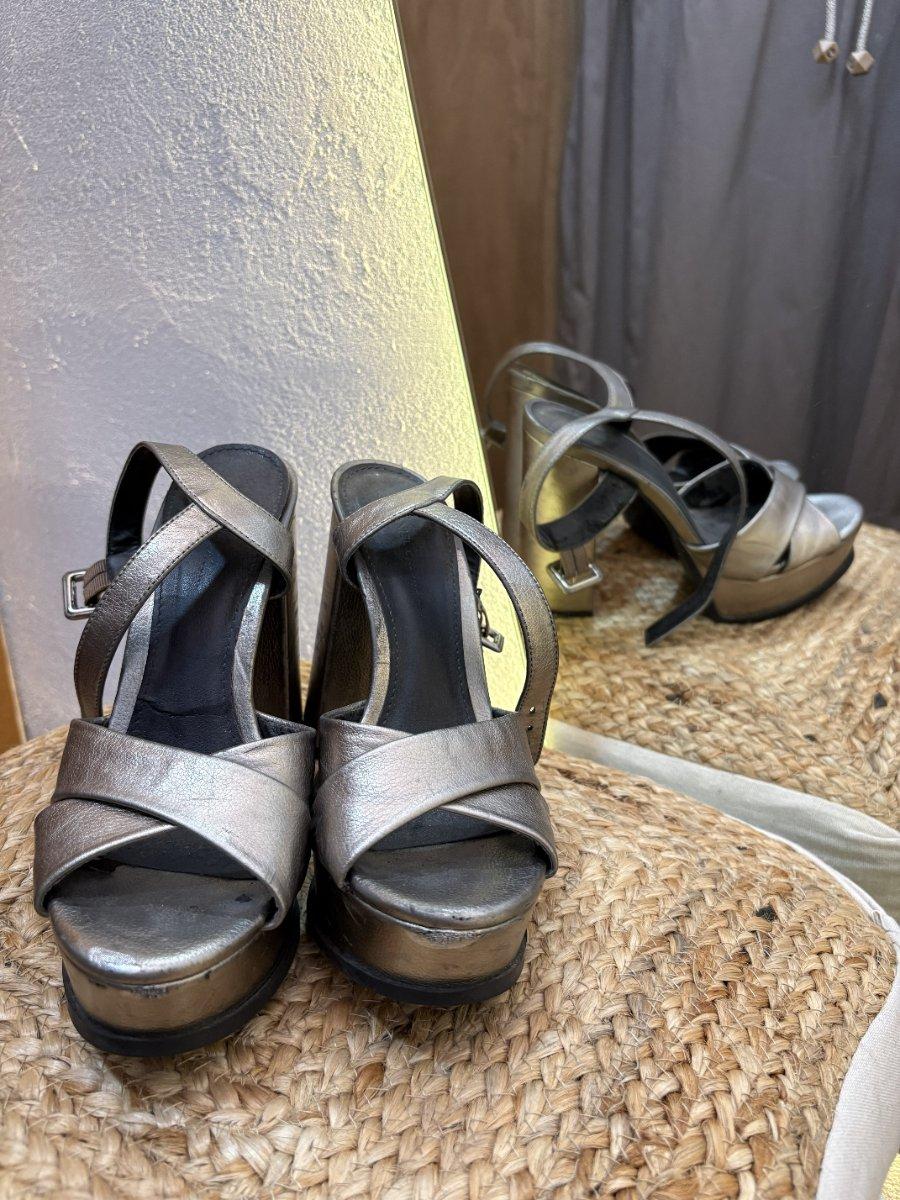 Zapato dorado oscuro cintas cruzadas