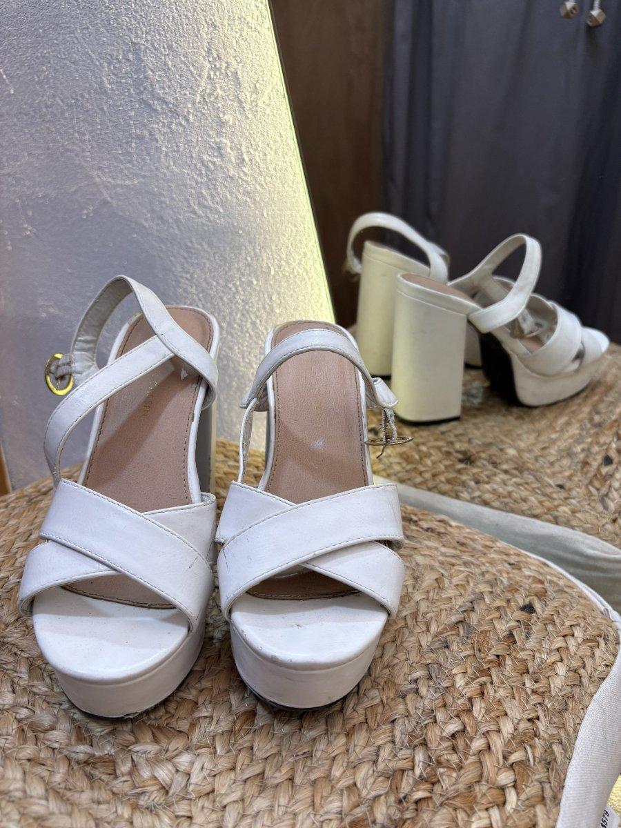 Zapato blanco cintas cruzadas